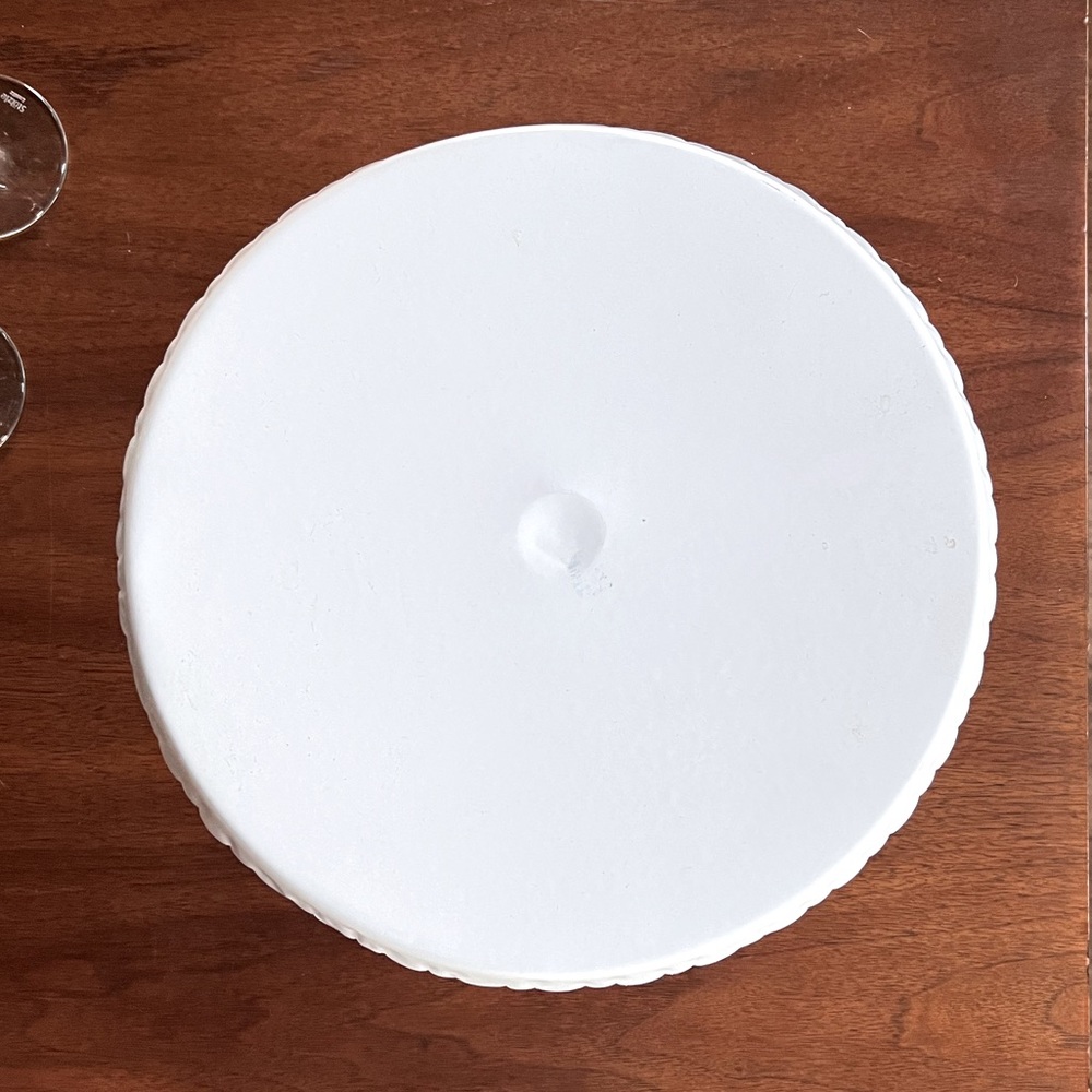 White Ruffle Metal Cake Stand